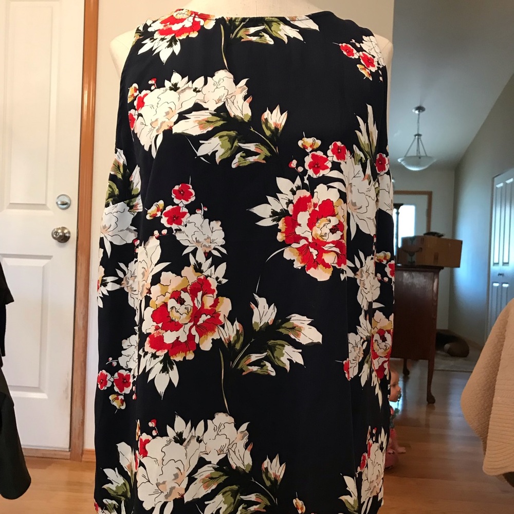 NWT Dalia Sleeveless Navy Floral Blouse Size L
